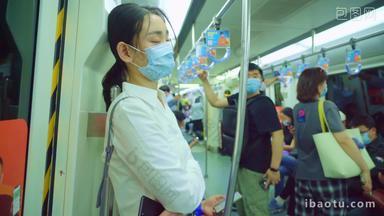 青年女人戴着口罩乘坐地铁